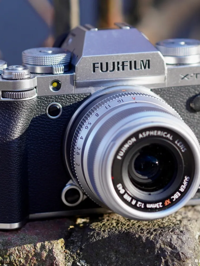 The camera connects to the Fujifilm app for easy sharing.
