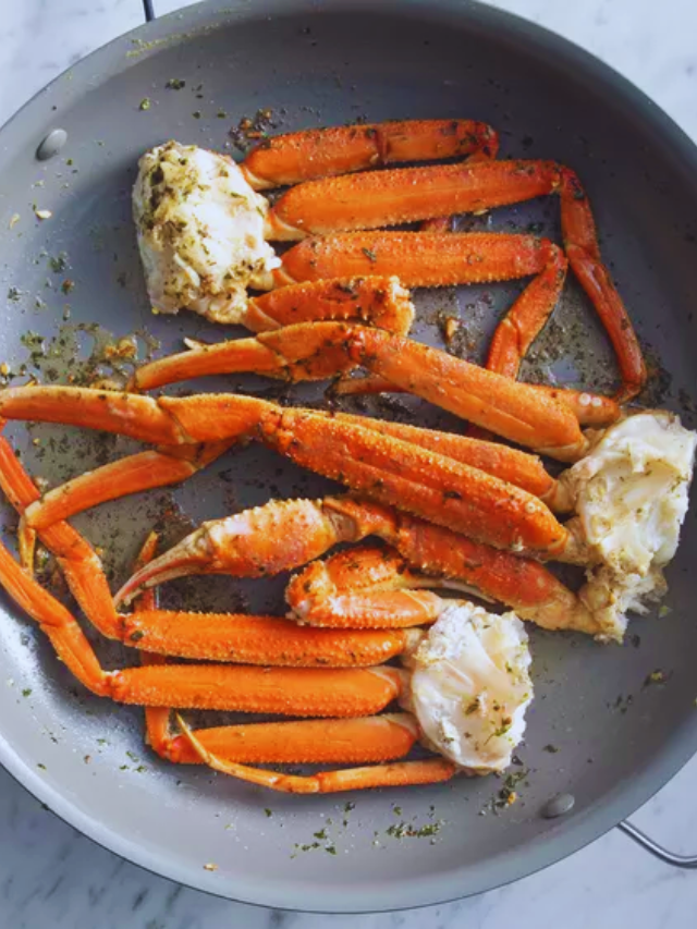 Cut a lengthwise slit into the shell of each crab leg.
Melt butter in a large skillet over medium heat. Add garlic and cook until translucent (1-2 minutes).
Stir in parsley, pepper, and salt. Bring the mixture to a simmer.
Add crab legs to the skillet and toss to coat with the sauce.
Simmer for 5-6 minutes, or until crabmeat is heated through.
Serve hot and enjoy!
