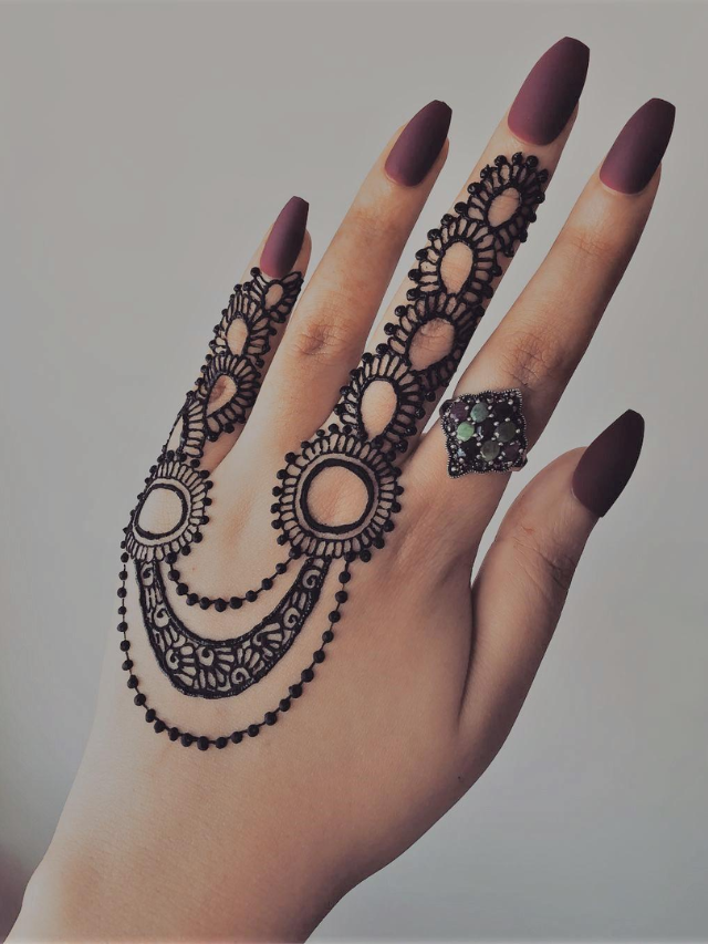 While mehndi designs look stunning on everyone, those with long fingers might face a unique challenge. Delicate designs can appear stretched or incomplete, leaving the hands looking bare. But worry not! Here's a collection of stunning mehndi designs perfect for long fingers.