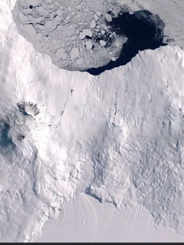 Every day, Mount Erebus releases around 80 grams of crystallized gold dust into the atmosphere, worth approximately $6,000.
Fact: That's enough to fill a tablespoon every four days!
