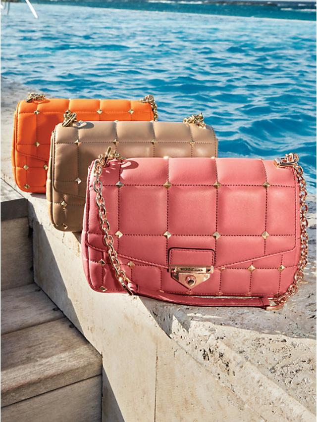  A chic Michael Kors shoulder bag
