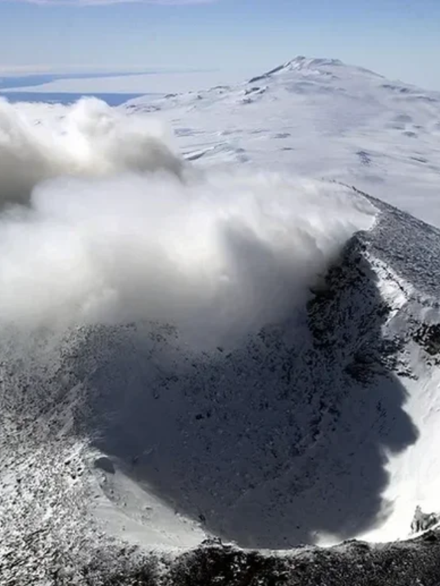 While gold dust is a fascinating feature, Mount Erebus releases a variety of materials, including gas, steam, and even molten rock.
