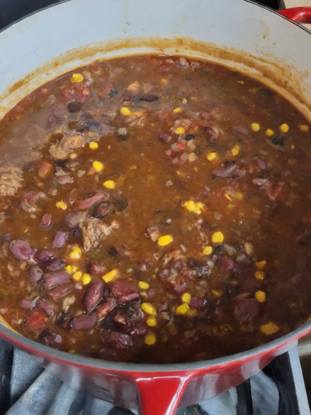  A classic American comfort food, chili is perfect for a cozy weeknight meal. This black bean version is packed with protein and fiber, making it a hearty and healthy option. Plus, it's easily customizable with your favorite toppings!