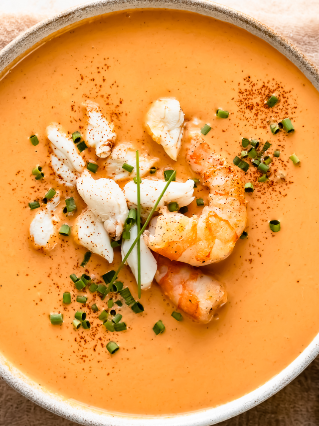 Alaska's icy waters provide some of the world's best seafood. Indulge in a rich and creamy king crab bisque, packed with succulent crab meat.
