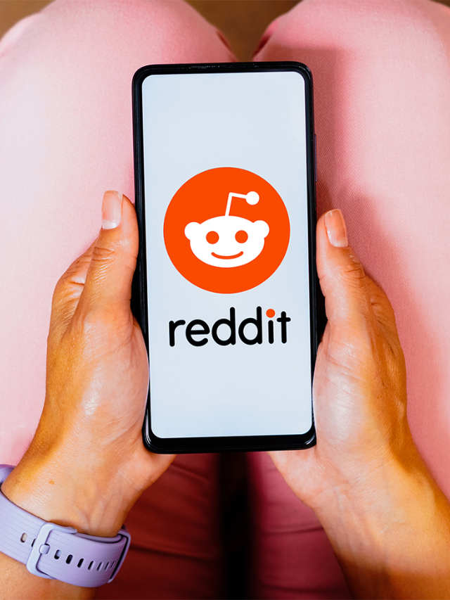 A computer screen showing the Down Detector website with a red circle next to the Reddit logo.

