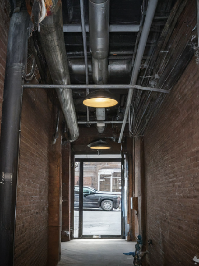  Underground Seattle: Unearthing a Hidden City