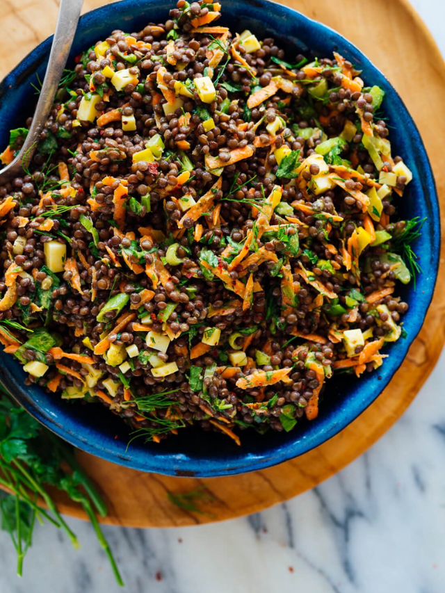 Hearty and Healthy: Mixed Greens with Lentils & Sliced Apple
