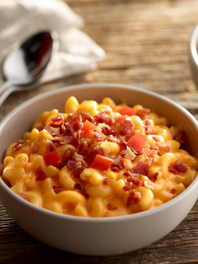 Indulge in a comforting Midwestern classic! This creamy mac and "cheese" features a rich cashew sauce that's sure to satisfy your cheesy cravings.