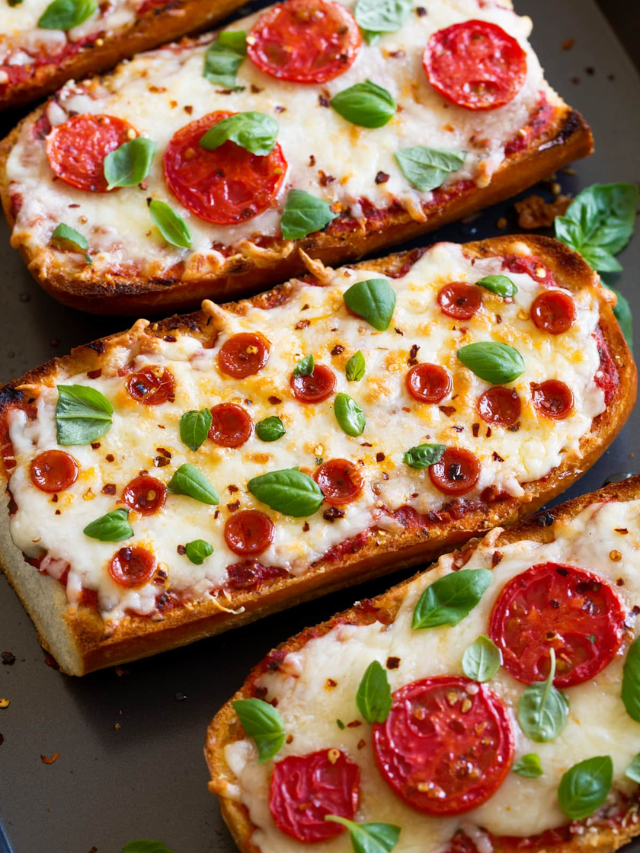  A close-up photo of a freshly baked pizza with melted cheese, pepperoni, and veggies.
