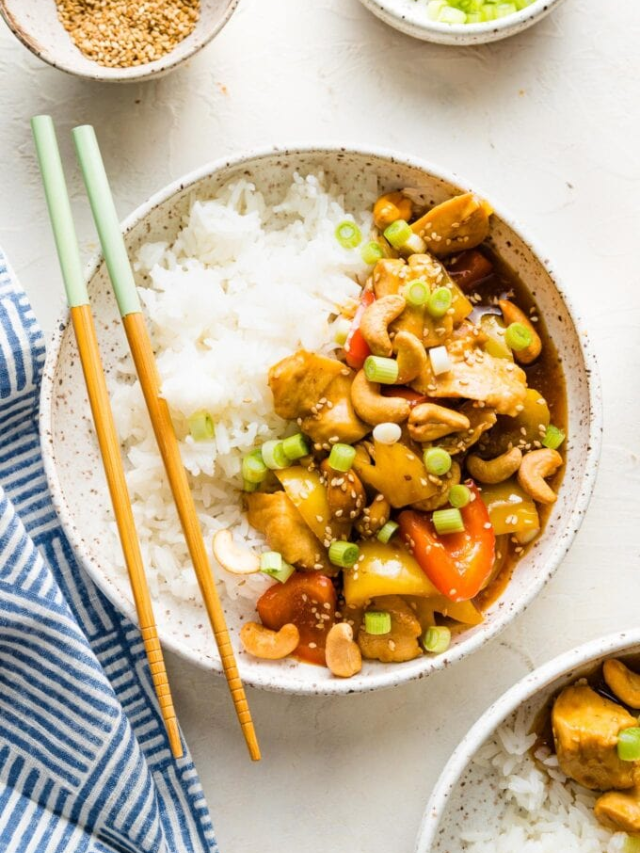  A colorful stir-fry with chicken, peppers, broccoli, and rice.
