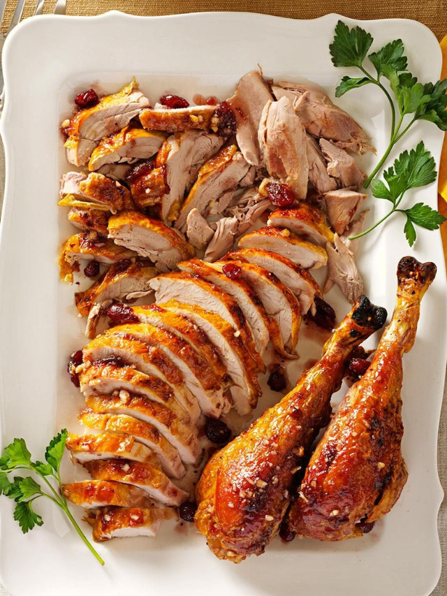 A collage of mouthwatering photos of different Thanksgiving dishes.
