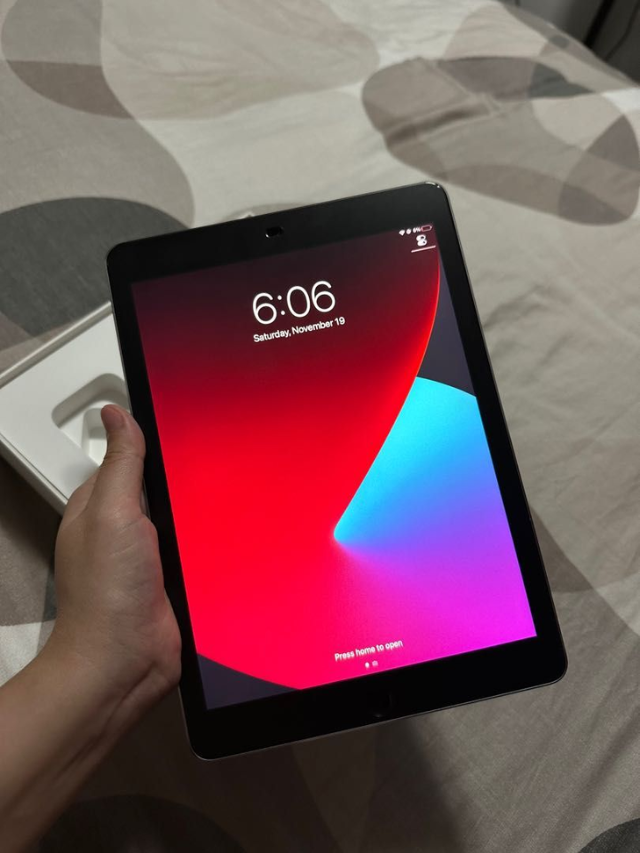 Split-screen showing a Mac mirroring an iPad display.
