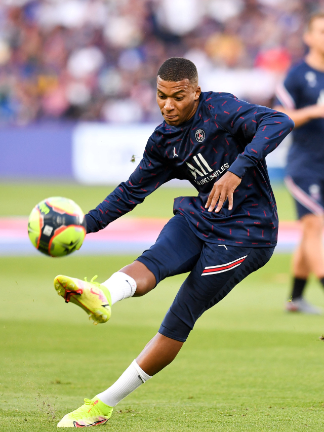 Real Madrid manager Carlo Ancelotti confirms Mbappé is ready to play but doesn't reveal if he will start.
