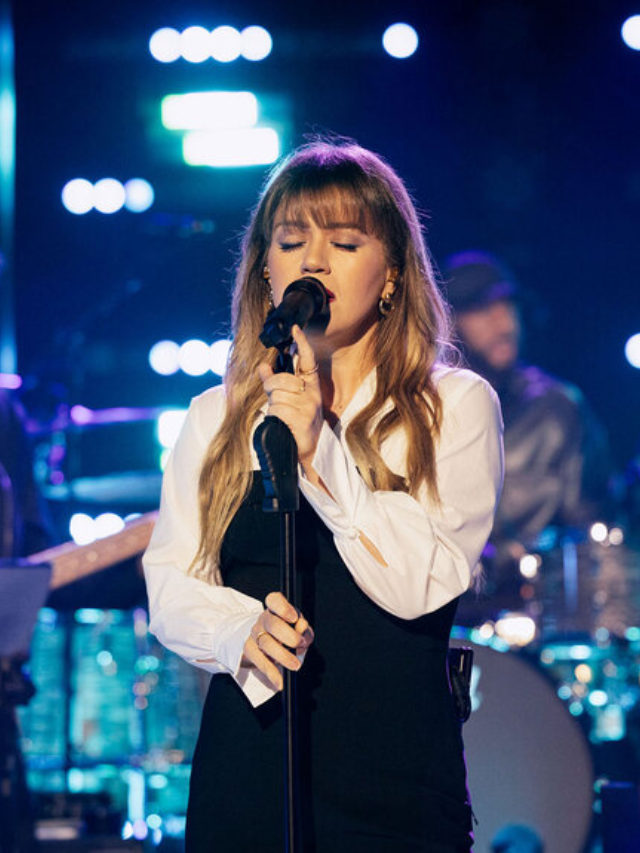 Kelly Clarkson Honors 'Idol' in "Kellyoke" Performance