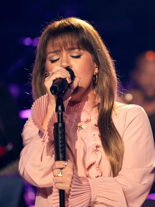 Kelly Clarkson Honors 'Idol' in "Kellyoke" Performance