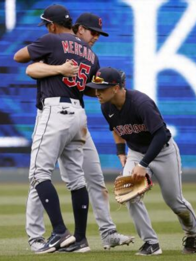 Discuss the Yankees' offensive struggles, particularly their inability to capitalize on scoring opportunities.
